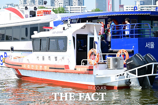 30일 오전 서울 여의도선착장 인근에서 한강 복합 수난사고 구조·구호 종합 훈련이 실시되고 있다. /남윤호 기자