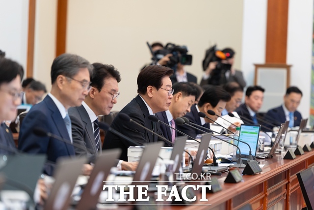 이재명 대통령은 30일 참모진에 외국인 노동자 인권 문제는 토론의 대상이 아니라며 무조건 빠르게 해결할 것을 주문했다. 이 대통령이 28일 청와대에서 주재한 제18차 국무회의 겸 제6차 비상경제점검회의에서 발언하고 있다. /청와대