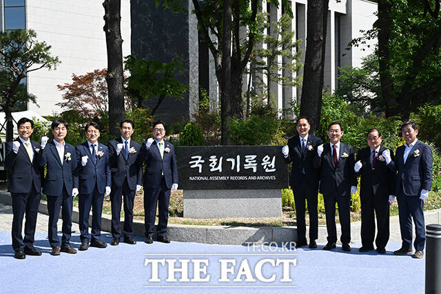 기념촬영하는 한창민 사회민주당 대표와 천준호 더불어민주당 원내대표 직무대행과 이학영 국회부의장, 우원식 국회의장, 곽건홍 국회기록원장, 주호영 국회부의장(왼쪽 두 번째부터) 및 참석자들.