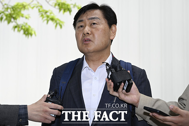 김 지사가 취재진의 질문에 답변하고 있다.