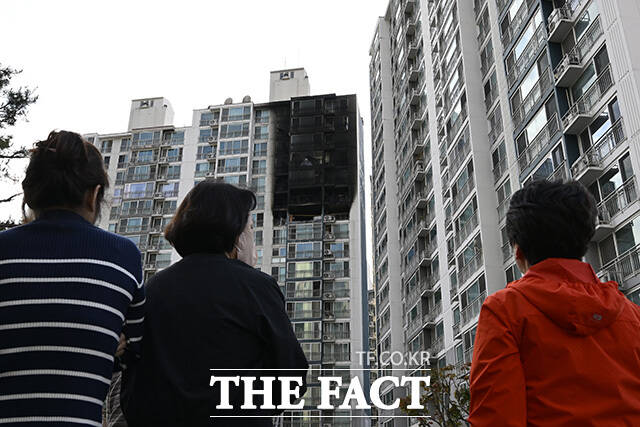 경기 의왕시의 한 아파트에서 발생한 화재로 두 명이 사망한 30일 오후 진화가 끝난 사고 현장의 모습이 드러나 있다. /의왕=송호영 기자