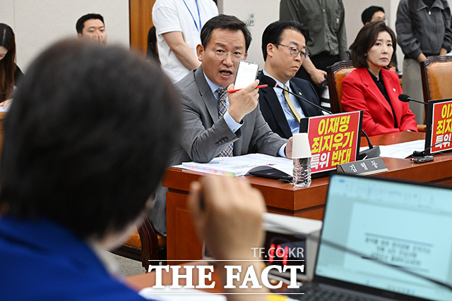 서영교 위원장에게 항의하는 김형동 국조특위 야당 간사(오른쪽).