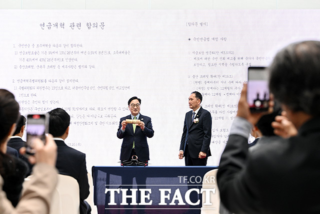 연금개혁 관련 합의문 기록물 드론에 전달하는 우원식 의장(왼쪽)과 곽건홍 국회기록원장.