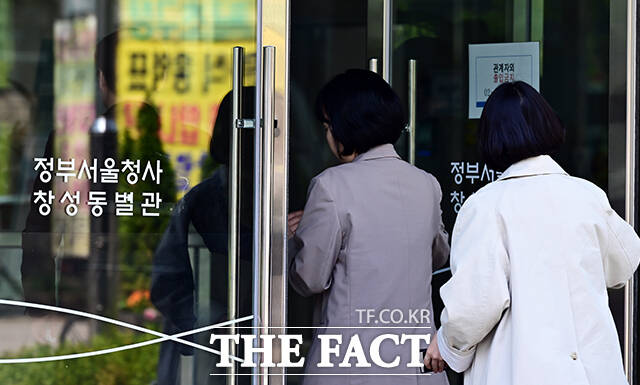 중대범죄수사처(중수청) 개청 준비단이 업무를 개시한 가운데 30일 오후 서울 종로구 창성동 정부서울청사 창성동 별관에는 관계자들이 분주히 움직이고 있다. /임영무 기자