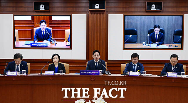 배경훈 부총리 겸 과학기술정보통신부 장관이 30일 오전 서울 종로구 정부서울청사에서 열린 과학기술관계장관회의에 참석해 모두발언을 하고 있다. /임영무 기자