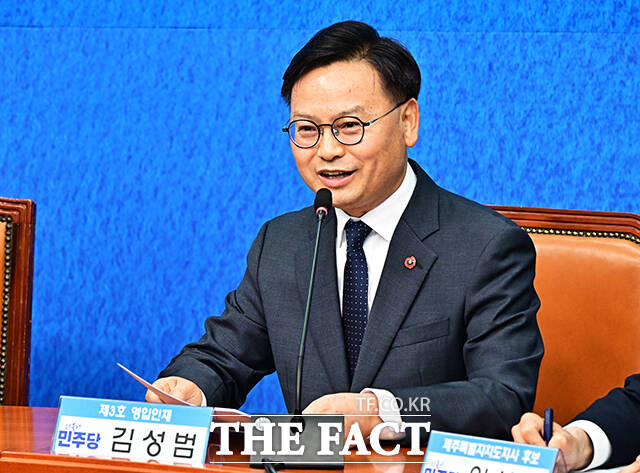 정청래 더불어민주당 대표(왼쪽)가 30일 오전 서울 여의도 국회에서 열린 3차 인재영입식에 참석해 6.3 재보궐선거 제주 서귀포시 후보로 영입한 김성범 전 해수부 차관에게 파란색 점퍼를 입혀주고 있다. /국회=배정한 기자