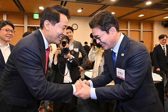 대한상공회의소에서 열린 '한국포럼'에 참석해 대화하는 오세훈 시장과 정원오 후보. /한국일보