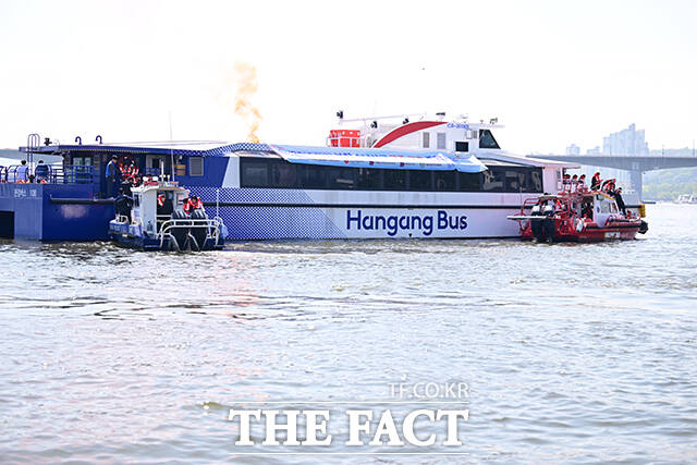 30일 오전 서울 여의도선착장 인근에서 한강 복합 수난사고 구조·구호 종합 훈련이 실시되고 있다. /남윤호 기자