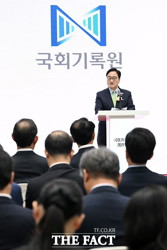 국회기록원 개원 축하하는 우 의장.