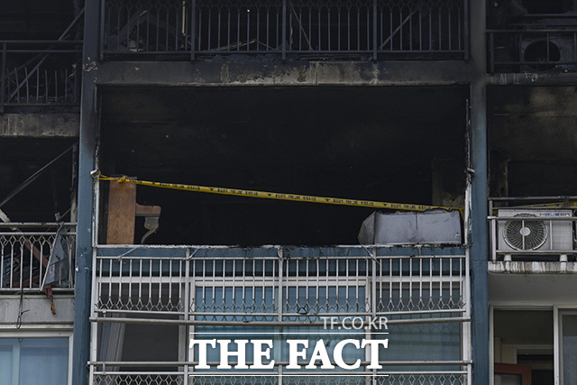 발화 지점에 출입 금지 테이프가 쳐져 있다.