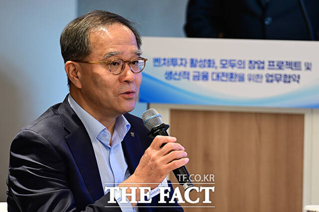 임종룡 우리금융그룹 회장, 함영주 하나금융그룹 회장, 양종희 KB금융그룹 회장, 이억원 금융위원장, 한성숙 중소벤처기업부 장관, 진옥동 신한금융그룹 회장, 이찬우 NH농협금융그룹 회장(앞줄 왼쪽부터)이 30일 오후 서울 강남구 팁스타운S6에서 열린 '벤처투차 활성화, 모두의 창업 프로젝트 및 생산적 금융 대전환을 위한 업무협약'에 참석해 기념촬영을 하고 있다. /남윤호 기자