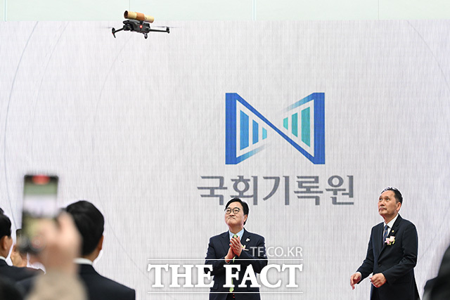 기록물 전달받고 이동하는 드론.