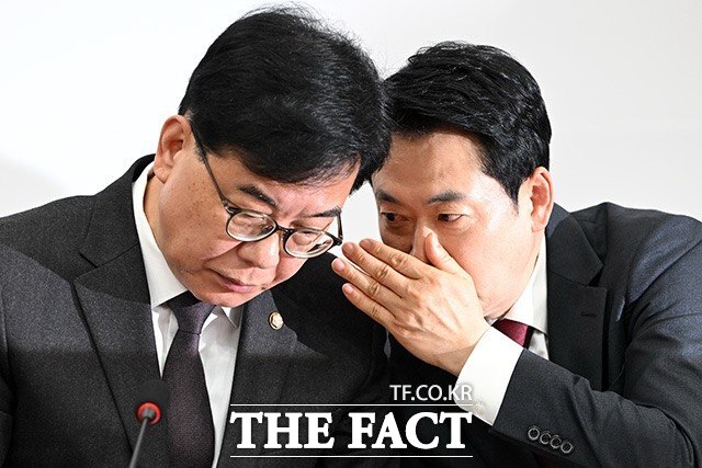 장동혁 국민의힘 대표(오른쪽)와 송언석 원내대표가 지난달 20일 오전 서울 여의도 국회에서 열린 최고위원회의에서 대화를 나누고 있다. /남용희 기자