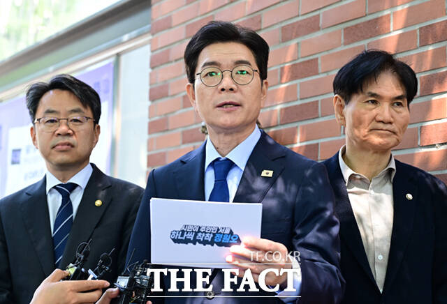 정원오 더불어민주당 서울시장 후보가 노동절을 하루 앞둔 30일 서울 종로구 청계천로 아름다운청년 전태일기념관 앞에서 노동공약을 발표한 뒤 전태일 동상을 쓰다듬고 있다.