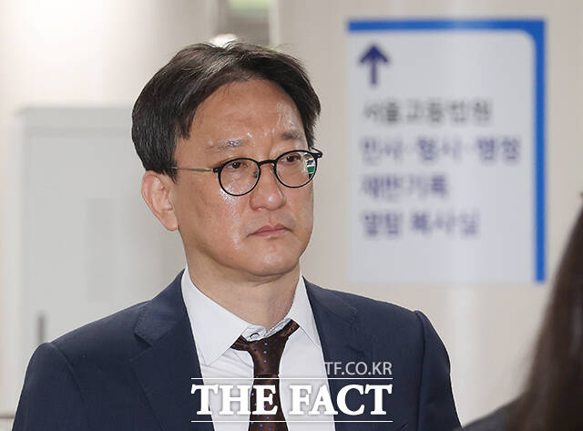 송창진 전 공수처 부장검사가 30일 오전 서울 서초구 서울중앙지방법원에서 열린 순직 해병 사건 수사 방해 혐의 공판에 출석하고 있다. /박헌우 기자