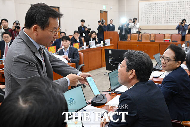 서영교 위원장에게 항의하는 김형동 국조특위 야당 간사(오른쪽).