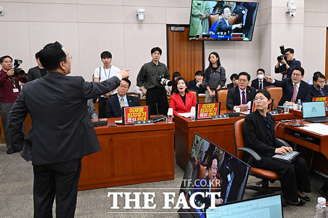 서영교 위원장에게 항의하는 김형동 국조특위 야당 간사(오른쪽).