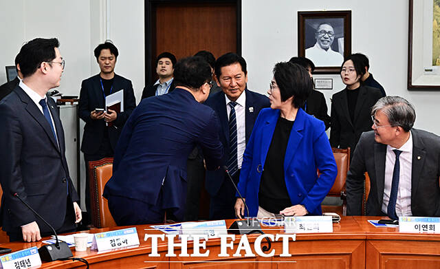 정청래 더불어민주당 대표가 30일 오후 서울 여의도 국회에서 열린 '착!붙 공약 프로젝트' 16호·17호·18호·19호 공약 발표식에 참석해 모두발언을 하고 있다. /국회=배정한 기자