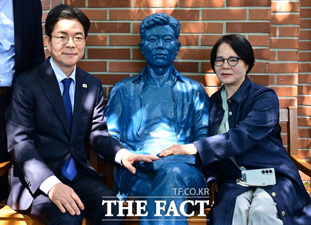 정원오 더불어민주당 서울시장 후보가 노동절을 하루 앞둔 30일 서울 종로구 청계천로 아름다운청년 전태일기념관 앞에서 노동공약을 발표한 뒤 전태일 동상을 쓰다듬고 있다.