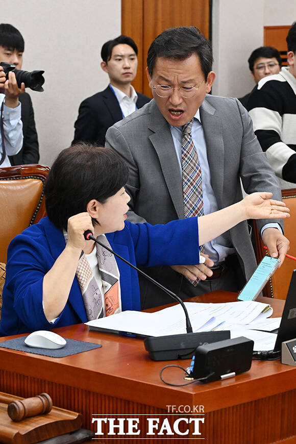 서영교 위원장에게 항의하는 김형동 국조특위 야당 간사(오른쪽).