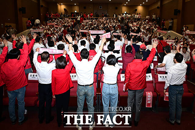 인사하는 참석자들.