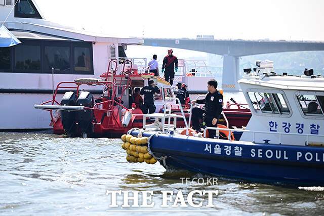 30일 오전 서울 여의도선착장 인근에서 한강 복합 수난사고 구조·구호 종합 훈련이 실시되고 있다. /남윤호 기자