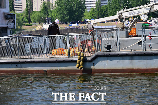 30일 오전 서울 여의도선착장 인근에서 한강 복합 수난사고 구조·구호 종합 훈련이 실시되고 있다. /남윤호 기자