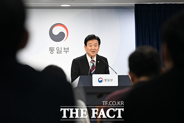 조선이라는 호칭이 긴장 완화와 관계 재설정의 신호가 될 수 있다는 반론도 있다. 정동영 통일부 장관이 지난 2월 18일 오후 서울 종로구 정부서울청사에서 무인기 사건 관련 입장을 밝히는 모습. /남용희 기자