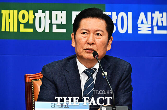 정청래 더불어민주당 대표가 30일 오후 서울 여의도 국회에서 열린 '착!붙 공약 프로젝트' 16호·17호·18호·19호 공약 발표식에 참석해 모두발언을 하고 있다. /국회=배정한 기자