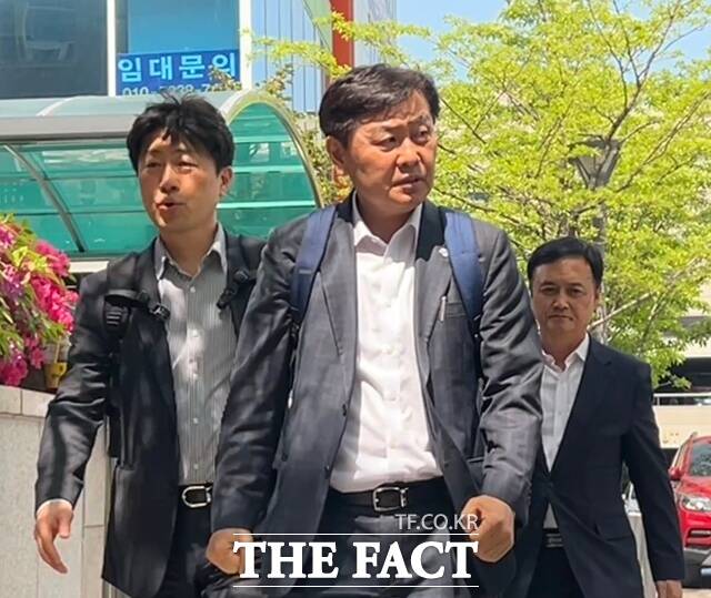 내란 동조 혐의를 받는 김관영 전북도지사(가운데)가 30일 오후 3대 특검(내란·김건희·채상병) 미제 의혹을 수사하는 권창영 특별검사팀(종합특검)에 피의자 신분으로 출석하고 있다. /김해인 기자