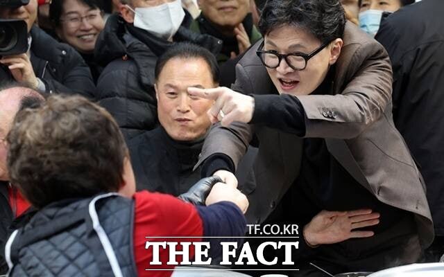 한동훈 전 국민의힘 대표가 3월 7일 부산 북구 구포시장을 방문해 상인들과 인사를 나누고 있다. /뉴시스