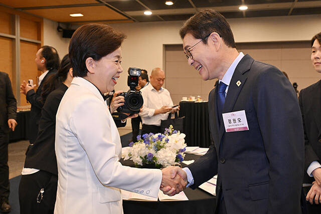 대한상공회의소에서 열린 '한국포럼'에 참석해 대화하는 오세훈 시장과 정원오 후보. /한국일보