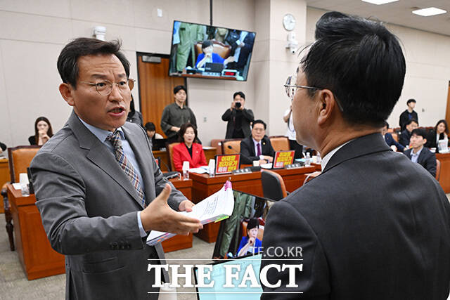 서영교 위원장에게 항의하는 김형동 국조특위 야당 간사(오른쪽).