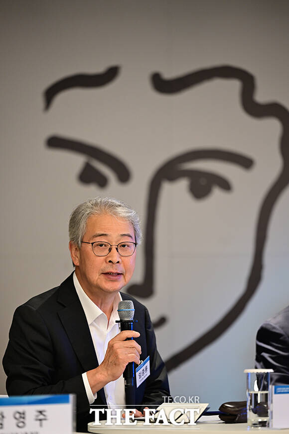 임종룡 우리금융그룹 회장, 함영주 하나금융그룹 회장, 양종희 KB금융그룹 회장, 이억원 금융위원장, 한성숙 중소벤처기업부 장관, 진옥동 신한금융그룹 회장, 이찬우 NH농협금융그룹 회장(앞줄 왼쪽부터)이 30일 오후 서울 강남구 팁스타운S6에서 열린 '벤처투차 활성화, 모두의 창업 프로젝트 및 생산적 금융 대전환을 위한 업무협약'에 참석해 기념촬영을 하고 있다. /남윤호 기자