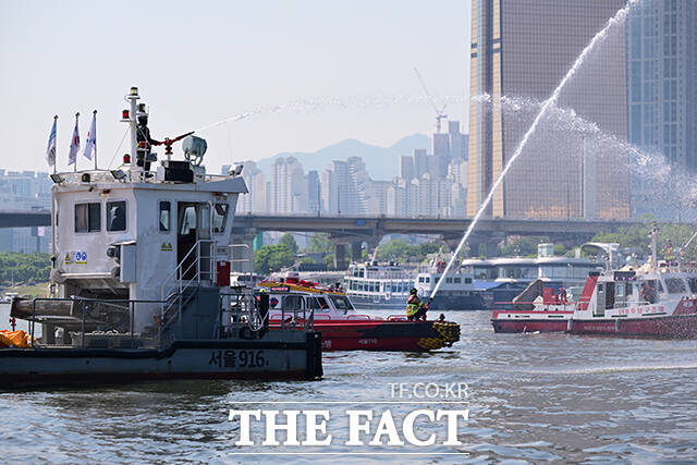 30일 오전 서울 여의도선착장 인근에서 한강 복합 수난사고 구조·구호 종합 훈련이 실시되고 있다. /남윤호 기자