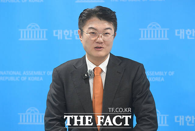 오는 6월 3일 예정된 제9회 전국동시지방선거를 앞두고, 일부 여론조사에서 군소정당 후보가 선택지에 제외되면서 공정성 논란이 제기됐다. 사진은 김정철 개혁신당 서울시장 후보가 지난 3월 19일 오전 서울 여의도 국회 소통관에서 기자회견을 마치고 취재진의 질문에 답하는 모습. /박상민 기자