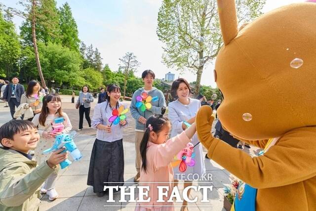 영부인 김혜경 여사가 29일 서울 광진구 어린이대공원에서 당원병 환아들과 함께 산책하고 있다. /청와대