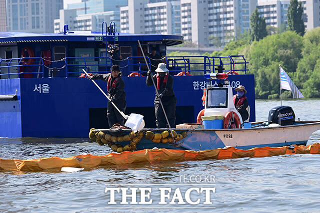 30일 오전 서울 여의도선착장 인근에서 한강 복합 수난사고 구조·구호 종합 훈련이 실시되고 있다. /남윤호 기자