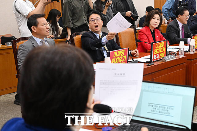 서영교 위원장에게 항의하는 김형동 국조특위 야당 간사(오른쪽).