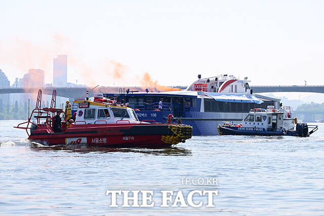 30일 오전 서울 여의도선착장 인근에서 한강 복합 수난사고 구조·구호 종합 훈련이 실시되고 있다. /남윤호 기자