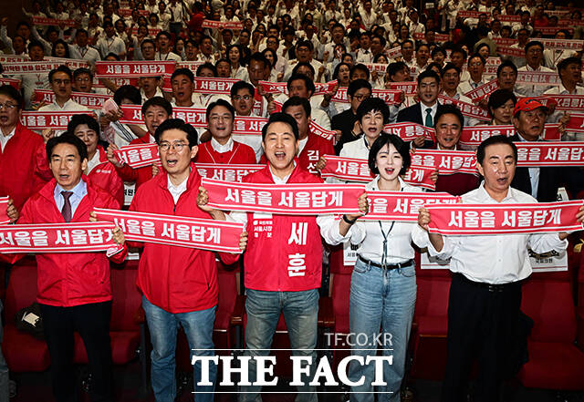 오세훈 국민의힘 서울시장 후보와 배현진 서울시당 위원장이 30일 오전 서울 여의도 국회 의원회관 대회의실에서 열린 제9회 전국동시지방선거 국민의힘 서울시당 필승결의 및 공천자대회에 참석해 구호를 외치고 있다. 왼쪽 두번째부터 조정훈 의원, 오 후보, 배 위원장, 김성태 전 의원. /국회=배정한 기자