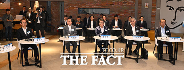 임종룡 우리금융그룹 회장, 함영주 하나금융그룹 회장, 양종희 KB금융그룹 회장, 이억원 금융위원장, 한성숙 중소벤처기업부 장관, 진옥동 신한금융그룹 회장, 이찬우 NH농협금융그룹 회장(앞줄 왼쪽부터)이 30일 오후 서울 강남구 팁스타운S6에서 열린 '벤처투차 활성화, 모두의 창업 프로젝트 및 생산적 금융 대전환을 위한 업무협약'에 참석해 기념촬영을 하고 있다. /남윤호 기자