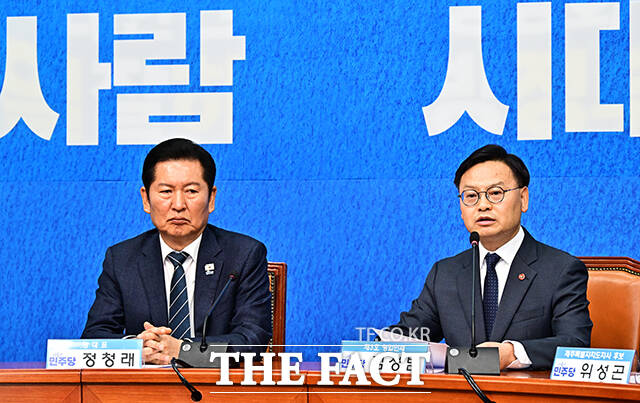 정청래 더불어민주당 대표(왼쪽)가 30일 오전 서울 여의도 국회에서 열린 3차 인재영입식에 참석해 6.3 재보궐선거 제주 서귀포시 후보로 영입한 김성범 전 해수부 차관에게 파란색 점퍼를 입혀주고 있다. /국회=배정한 기자