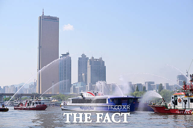 30일 오전 서울 여의도선착장 인근에서 한강 복합 수난사고 구조·구호 종합 훈련이 실시되고 있다. /남윤호 기자