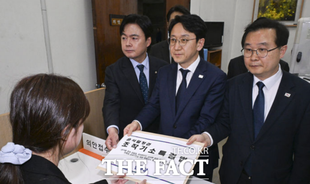 천준호 민주당 원내대표 직무대행은 30일 여러 밝혀진 사실을 수사를 통해 확정하기 위해 특검법안을 발의했다고 밝혔다. 사진은 천 대행과 국정조사특위 위원들이 30일 서울 여의도 국회 의안과에서 윤석열 정치검찰 조작기소 진상규명 특검법을 제출하고 있는 모습. /뉴시스