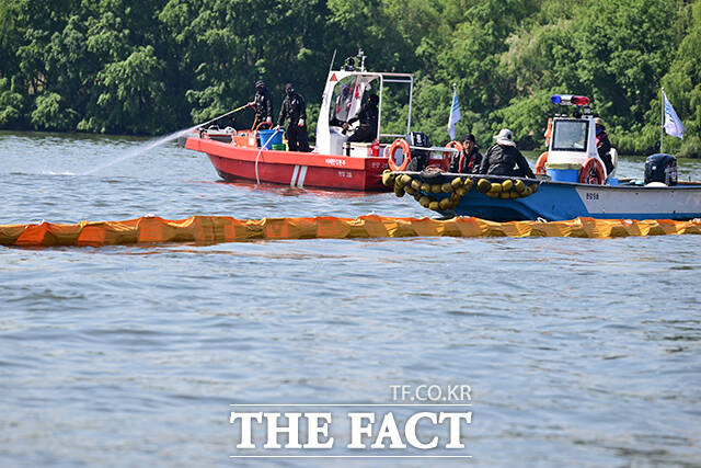 30일 오전 서울 여의도선착장 인근에서 한강 복합 수난사고 구조·구호 종합 훈련이 실시되고 있다. /남윤호 기자