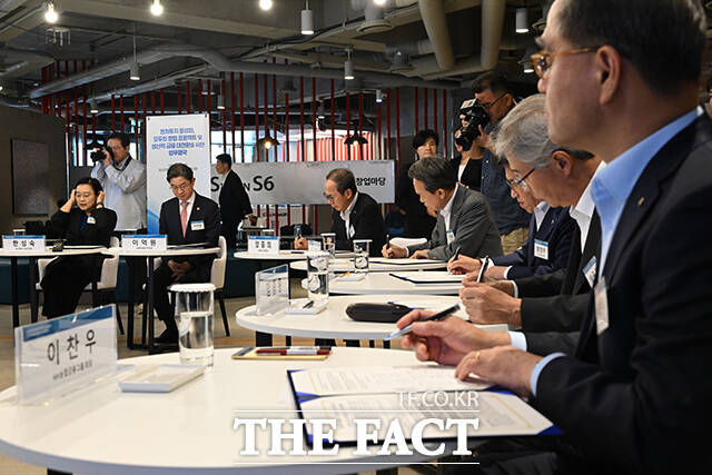 임종룡 우리금융그룹 회장, 함영주 하나금융그룹 회장, 양종희 KB금융그룹 회장, 이억원 금융위원장, 한성숙 중소벤처기업부 장관, 진옥동 신한금융그룹 회장, 이찬우 NH농협금융그룹 회장(앞줄 왼쪽부터)이 30일 오후 서울 강남구 팁스타운S6에서 열린 '벤처투차 활성화, 모두의 창업 프로젝트 및 생산적 금융 대전환을 위한 업무협약'에 참석해 기념촬영을 하고 있다. /남윤호 기자