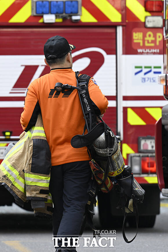 발화 지점에 출입 금지 테이프가 쳐져 있다.