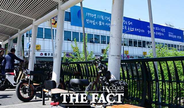 정원오 더불어민주당 서울시장 후보가 노동절을 하루 앞둔 30일 서울 종로구 청계천로 아름다운청년 전태일기념관 앞에서 노동공약을 발표한 뒤 전태일 동상을 쓰다듬고 있다.