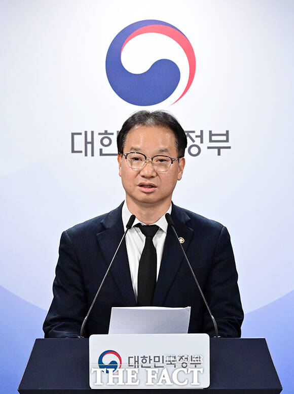 김영수 국무조정실 국무1차장이 30일 오후 서울 종로구 정부서울청사에서 12·29 여객기 참사 희생자 유해 부실 수습 경위 점검 결과를 브리핑하고 있다. /임영무 기자